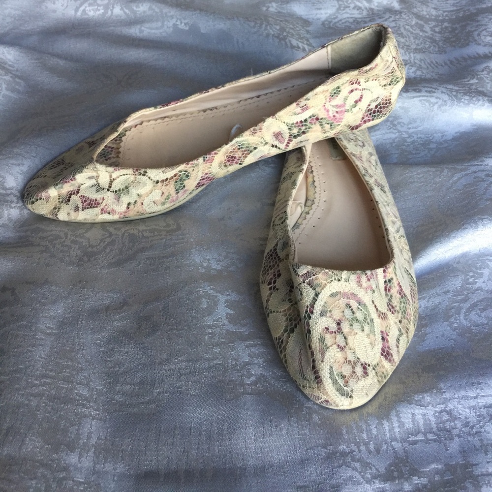 🌸Urban Outfitters Floral Lace Flats🌸